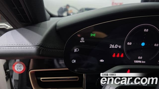 Porsche Taycan 2024 — ფოტო 30/38