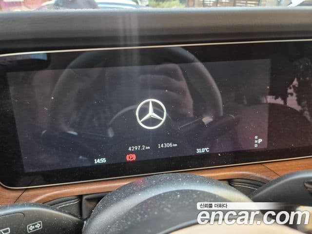 Mercedes-Benz G-Class 2025 — Photo 8/9