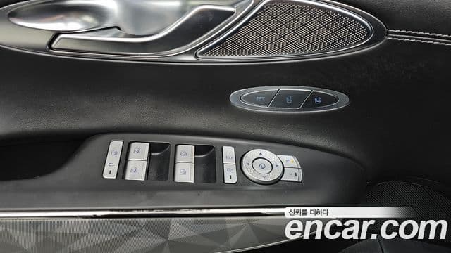 Genesis GV70 2021 — Photo 17/36