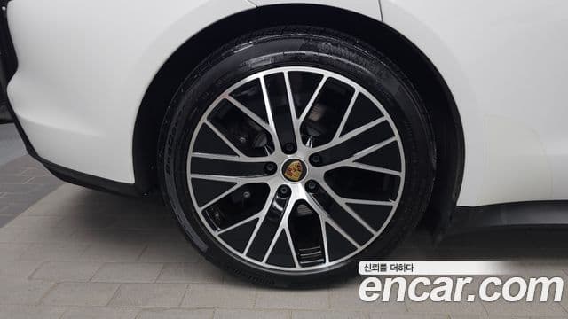 Porsche Taycan 2023 — Photo 4/20