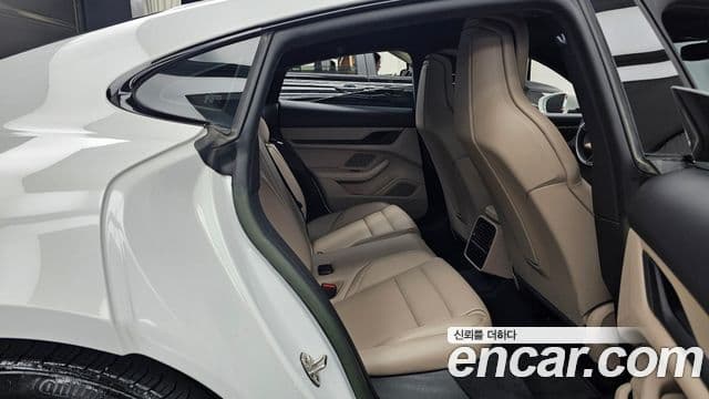 Porsche Taycan 2023 — Photo 2/20