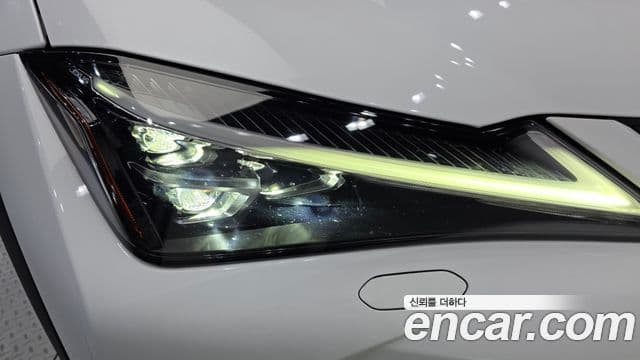 Lexus UX250h 2020 — Şəkil 9/32