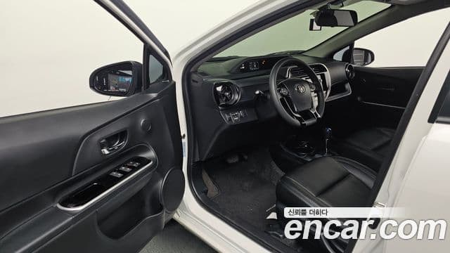 Toyota Prius C 2019 — Şəkil 16/30