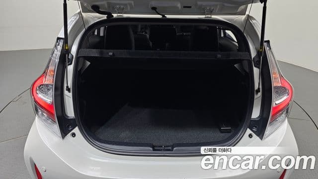 Toyota Prius C 2019 — Şəkil 12/30