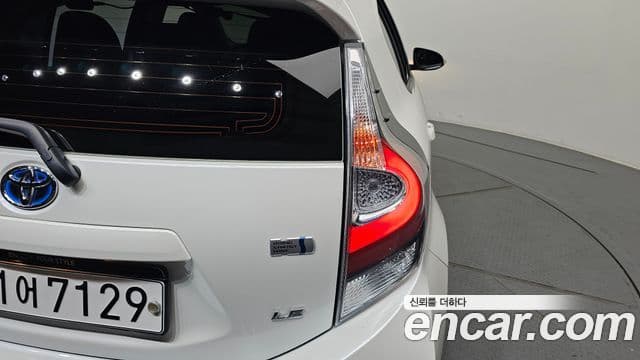 Toyota Prius C 2019 — Şəkil 23/30