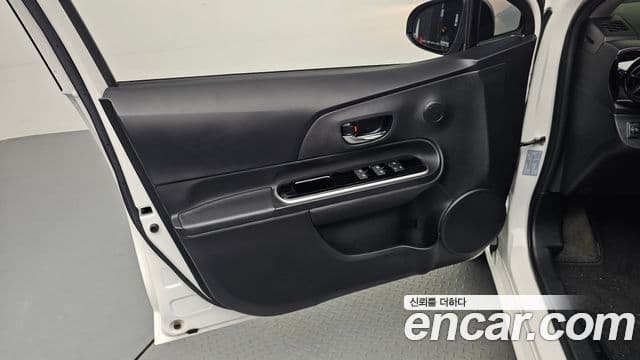 Toyota Prius C 2019 — Şəkil 25/30