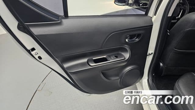 Toyota Prius C 2019 — Şəkil 13/30