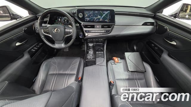 Lexus ES300h 2022 — Şəkil 28/38