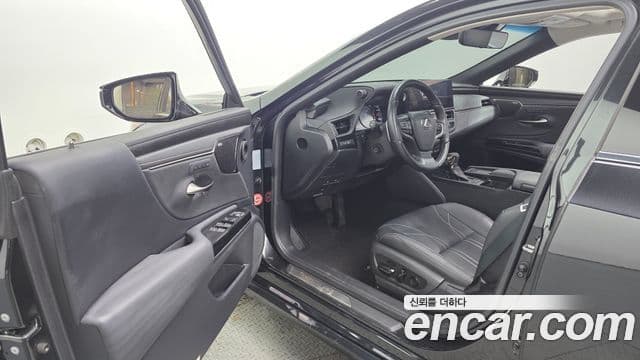 Lexus ES300h 2022 — Şəkil 32/38