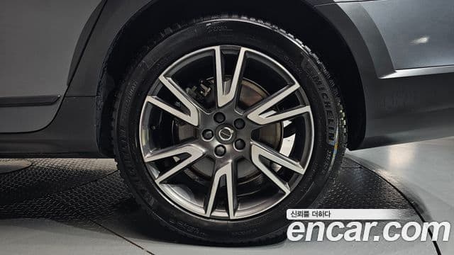 Volvo V90 Cross Country 2019 — ფოტო 20/37
