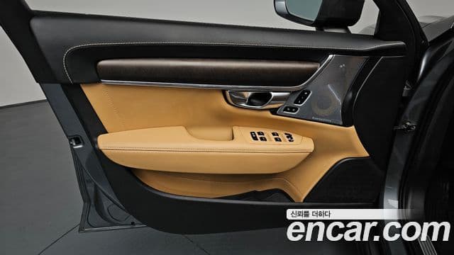Volvo V90 Cross Country 2019 — ფოტო 33/37
