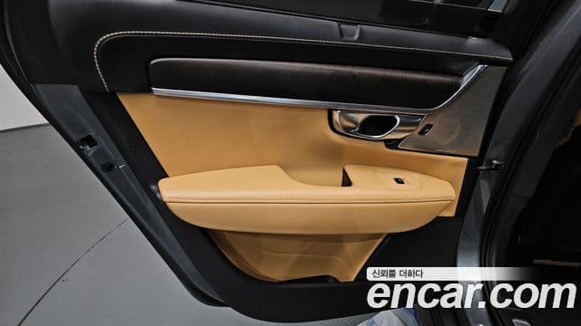 Volvo V90 Cross Country 2019 — ფოტო 22/37