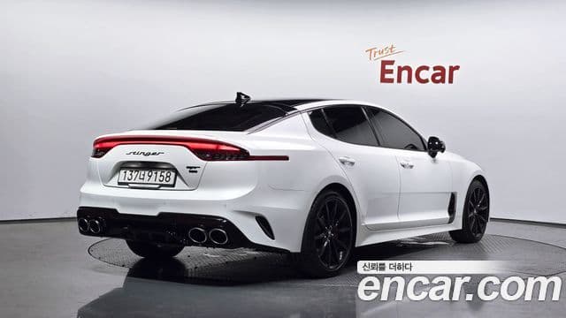 Kia Stinger 2021 — Фото 1/20