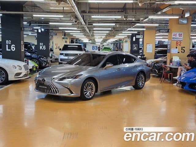 Lexus ES300h 2025 — Photo 6/18