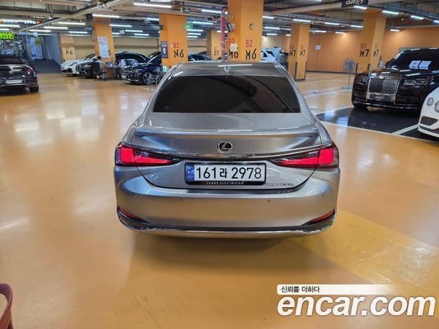 Lexus ES300h 2025 — Photo 8/18