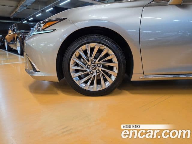 Lexus ES300h 2025 — Photo 3/18