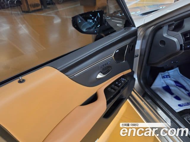 Lexus ES300h 2025 — Photo 16/18