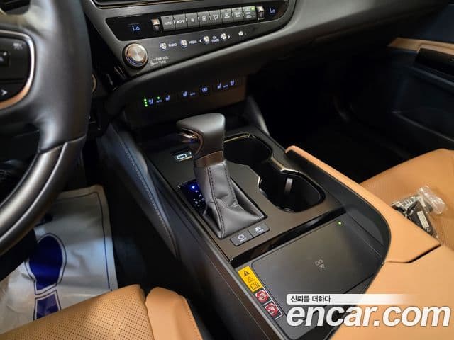 Lexus ES300h 2025 — ფოტო 13/18