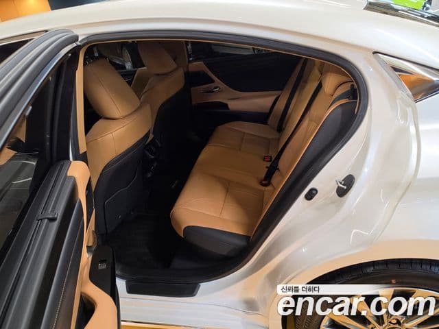 Lexus ES300h 2025 — ფოტო 2/18