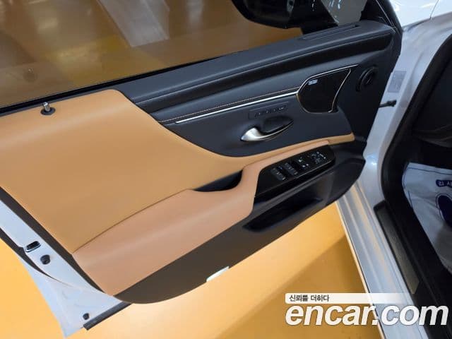 Lexus ES300h 2025 — ფოტო 17/18