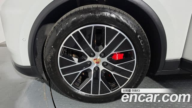 Porsche Macan EV 2025 — Photo 1/43