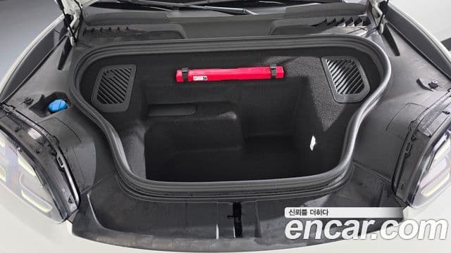 Porsche Macan EV 2025 — Photo 32/43