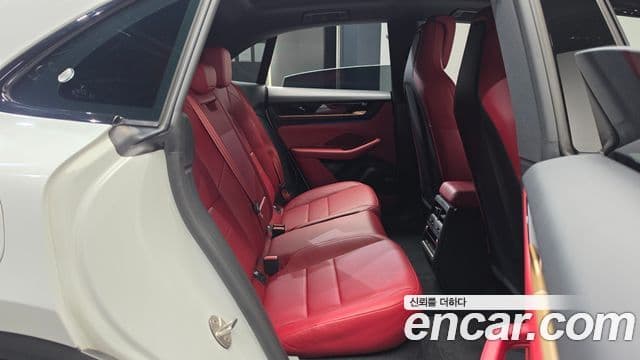 Porsche Macan EV 2025 — Photo 17/43