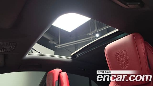 Porsche Macan EV 2025 — Photo 28/43