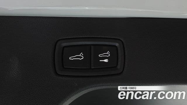 Porsche Macan EV 2025 — Photo 18/43