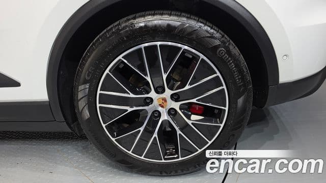 Porsche Macan EV 2025 — Photo 42/43