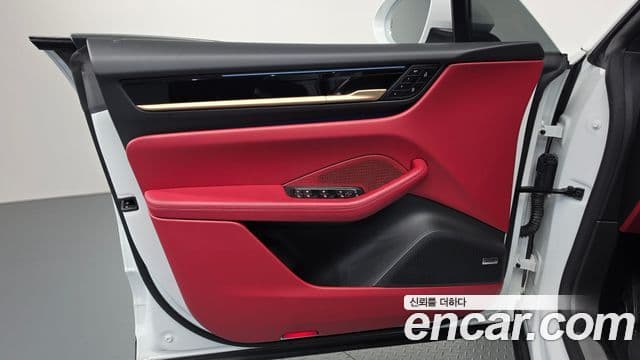 Porsche Macan EV 2025 — Photo 29/43