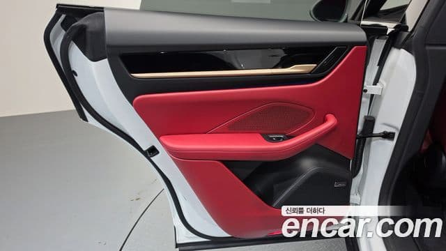 Porsche Macan EV 2025 — Photo 3/43