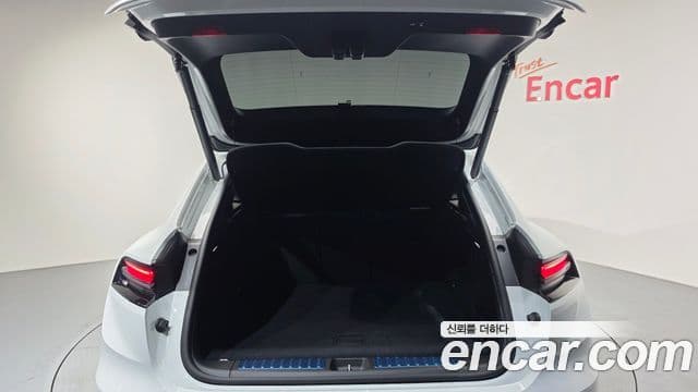 Porsche Macan EV 2025 — Photo 38/43