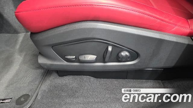 Porsche Macan EV 2025 — Photo 36/43