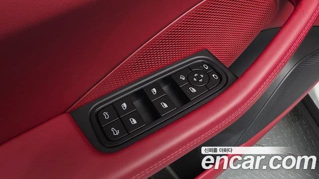Porsche Macan EV 2025 — Photo 35/43
