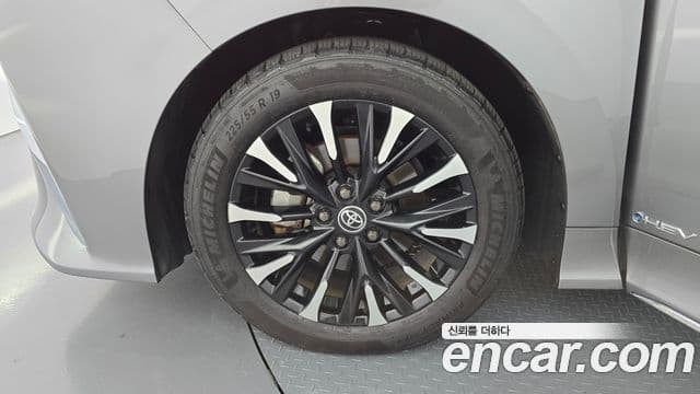 Toyota Alphard 2024 — Photo 18/32