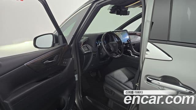 Toyota Alphard 2024 — Photo 21/32
