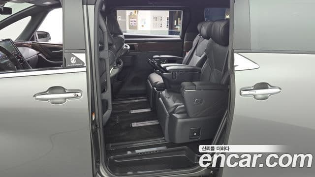 Toyota Alphard 2024 — Photo 31/32