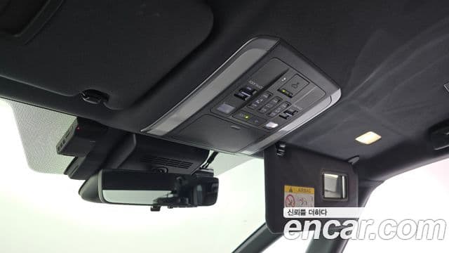 Toyota Alphard 2024 — Photo 30/32