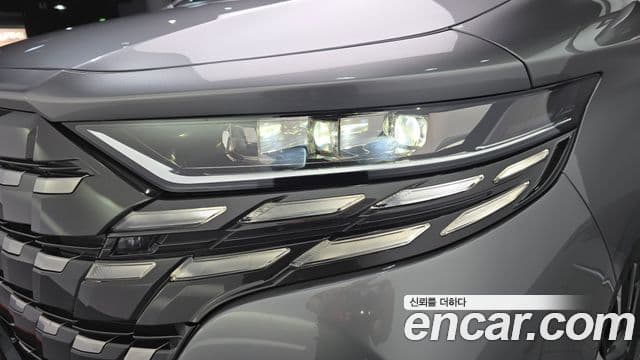Toyota Alphard 2024 — Photo 1/32