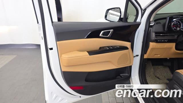 Kia Carnival 2023 — ფოტო 23/30
