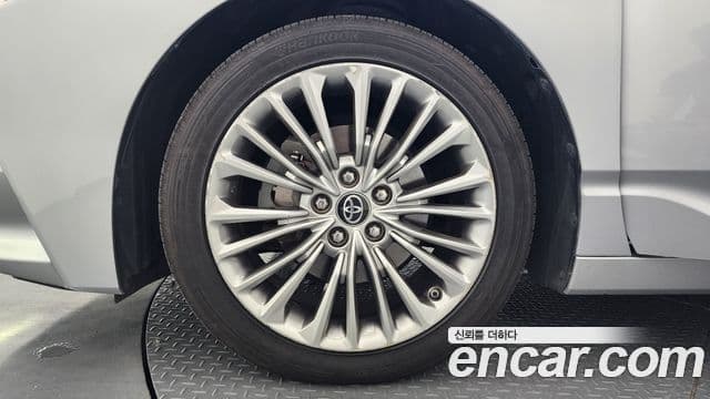 Toyota Avalon 2019 — ფოტო 19/20