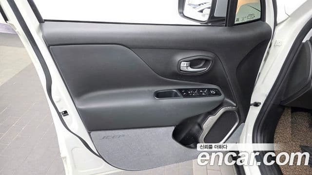 Jeep Renegade 2022 — Photo 25/32