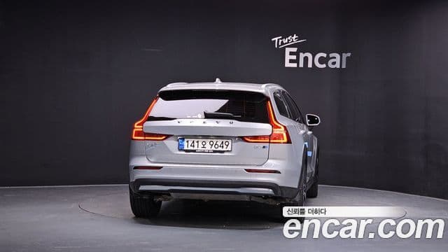Volvo V60 Cross Country 2023 — Şəkil 14/20