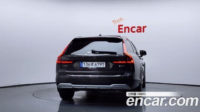 Volvo V90 Cross Country 2023 — Фото 3/20