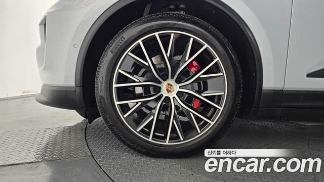 Porsche Macan EV 2025 — ფოტო 7/35
