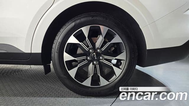Kia Carnival 2022 — ფოტო 35/36