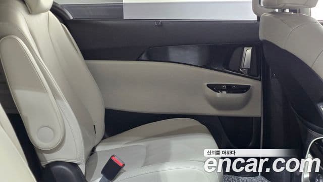 Kia Carnival 2022 — ფოტო 33/36