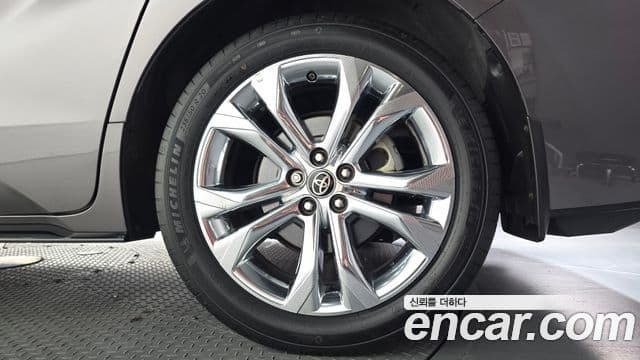 Toyota Sienna 2022 — Şəkil 34/36