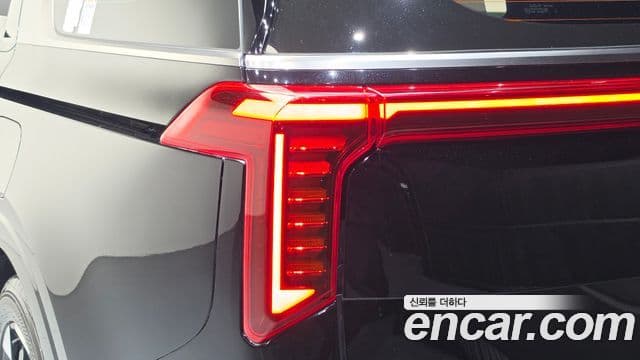 Kia Carnival 2023 — ფოტო 38/45